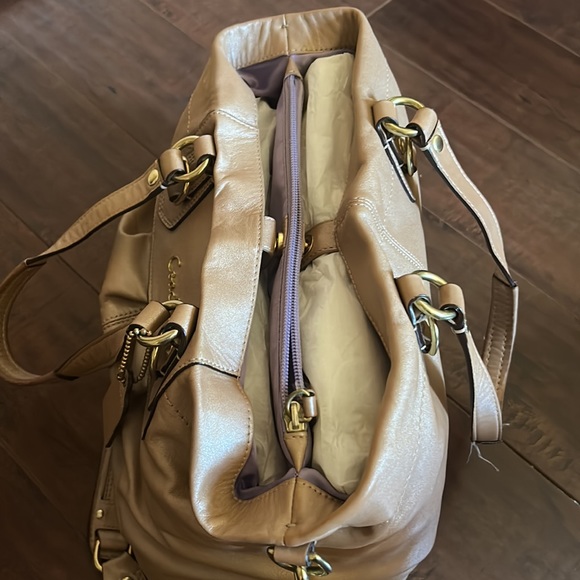 Coach Metallic leather handbag with multiple pockets and compartments - Picture 4 of 6